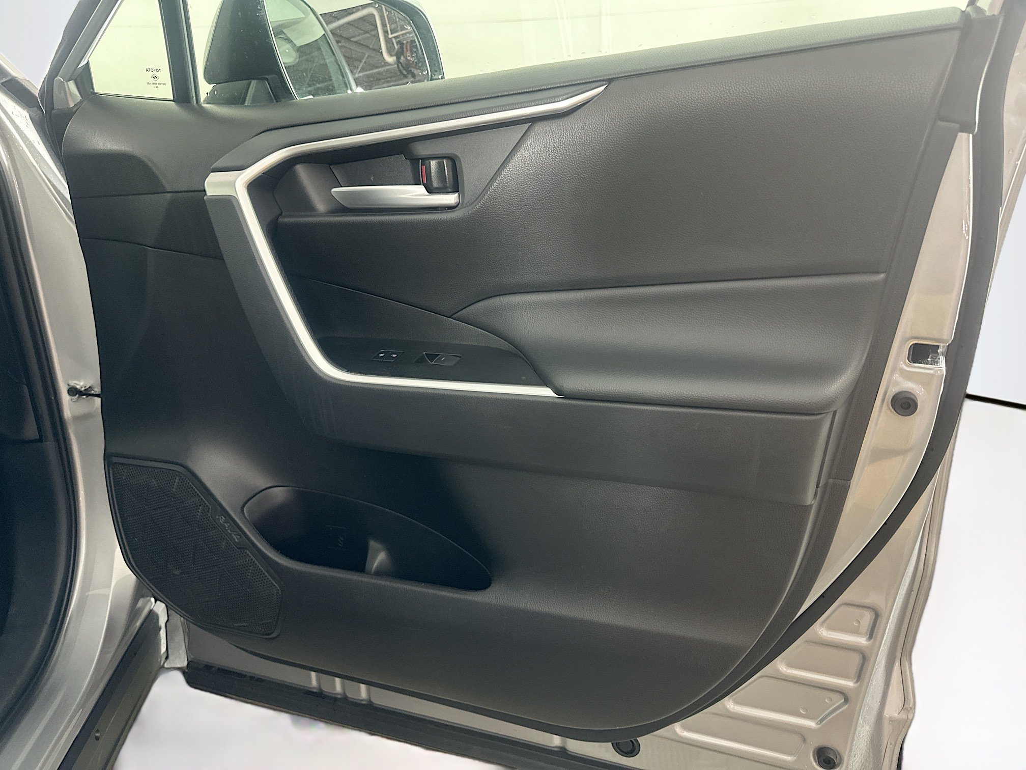 Used 2025 Toyota RAV4 XLE FWD image 30