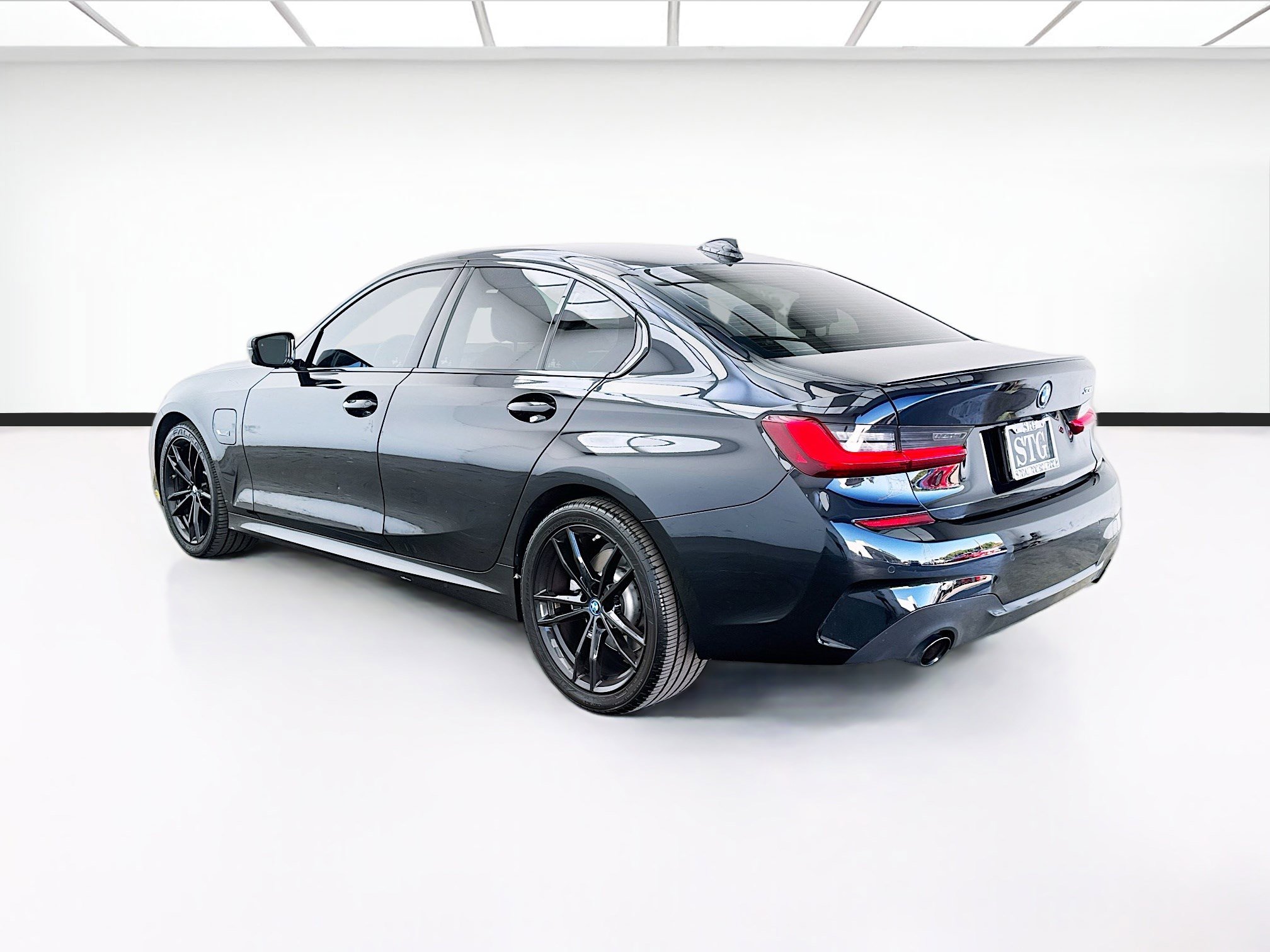 Used 2022 BMW 330e w/ M Sport Package RWD image 6