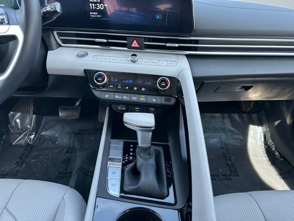 Used 2023 Hyundai Elantra Limited image 11