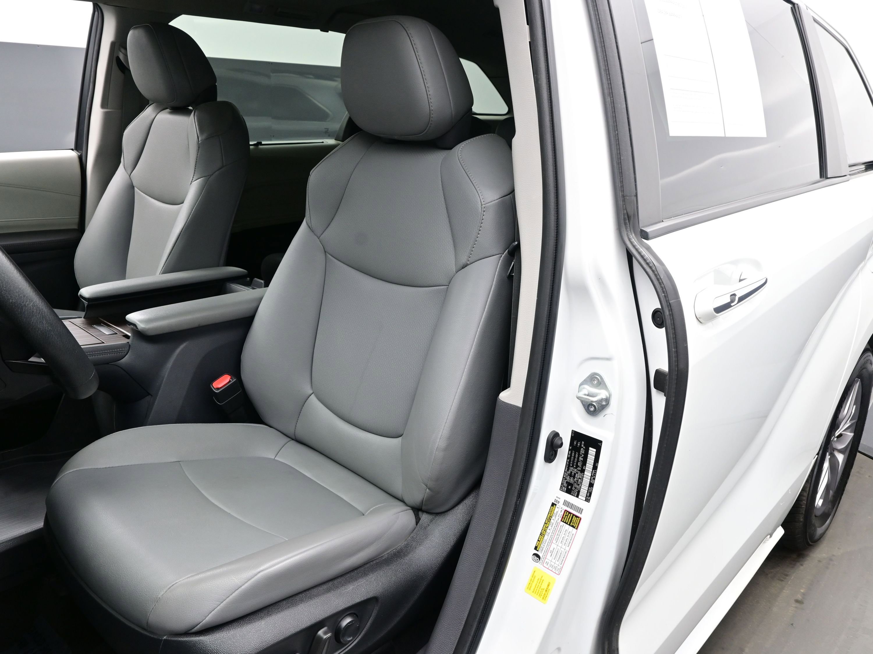 Used 2023 Toyota Sienna XLE image 12
