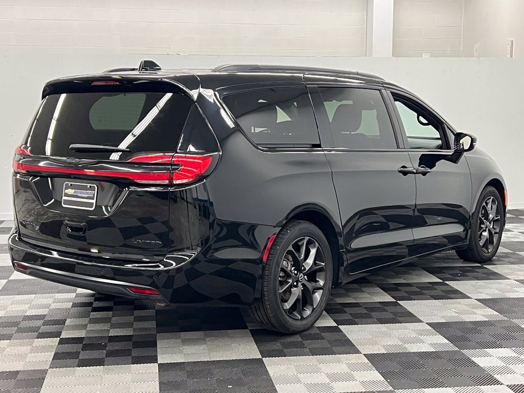 Used 2025 Chrysler Pacifica Limited FWD image 9