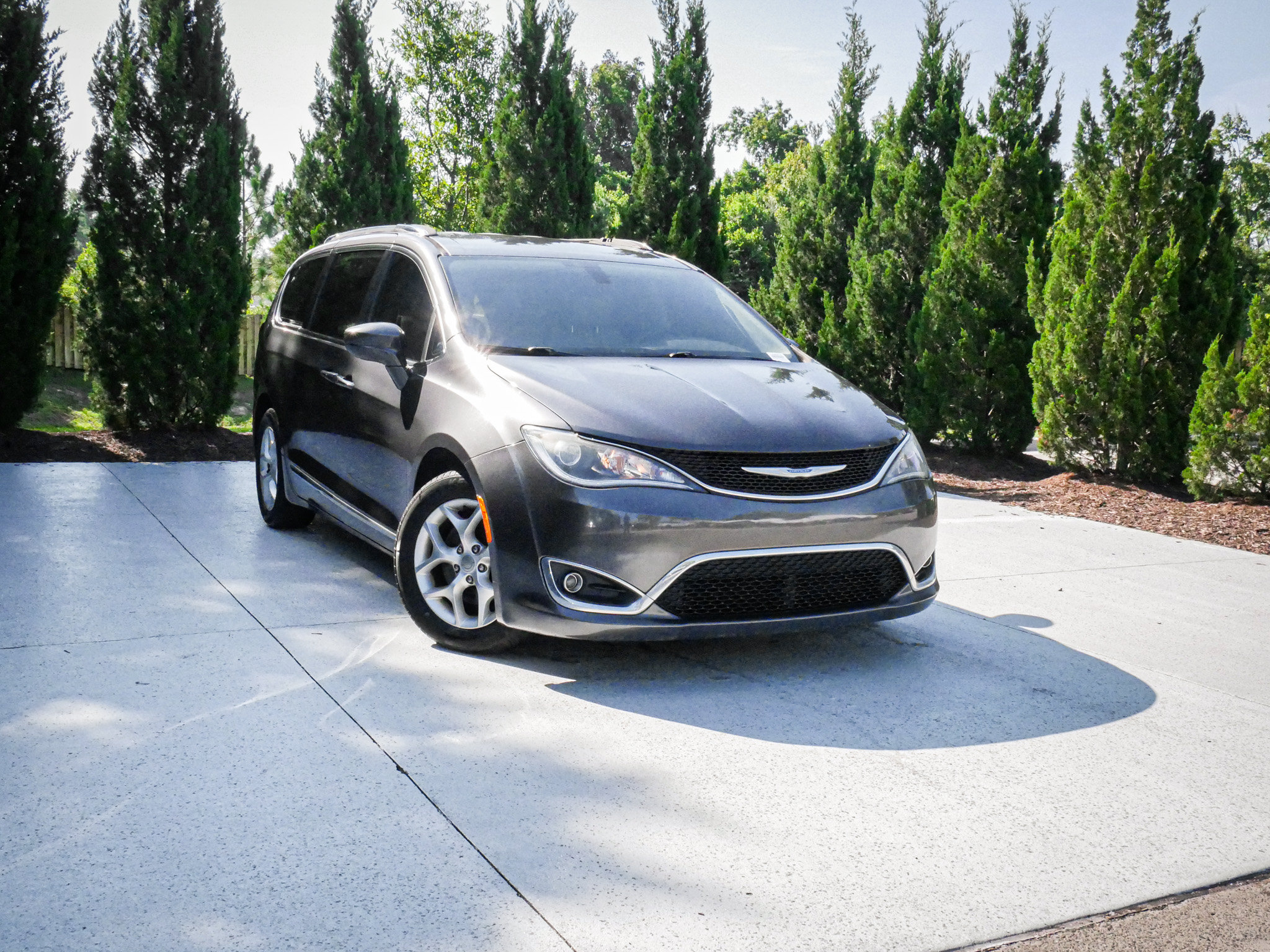 Used 2018 Chrysler Pacifica Touring-L Plus w/ Tire & Wheel Group FWD image 2