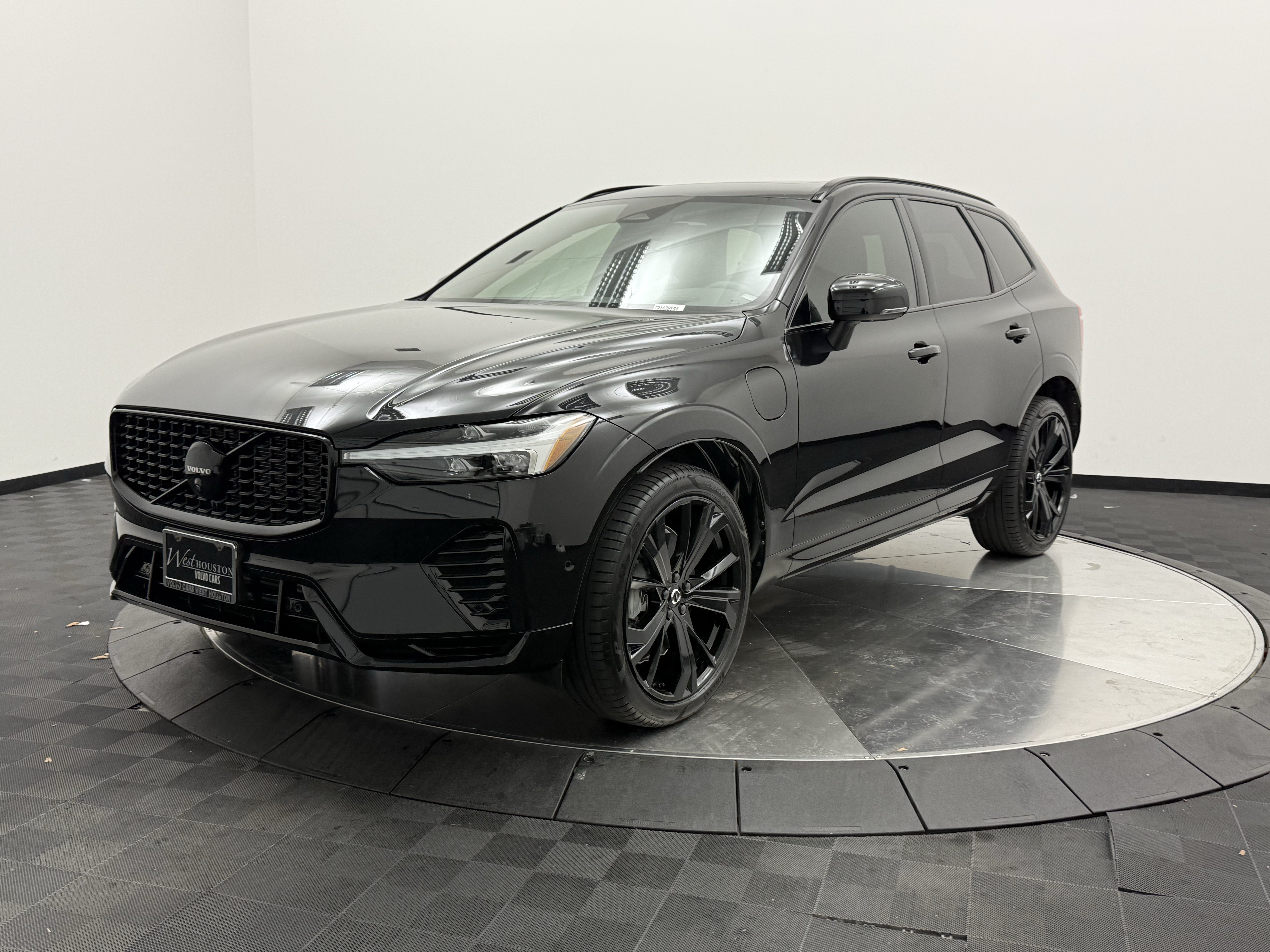 Certified 2024 Volvo XC60 T8 Ultimate w/ Protection Package Premier AWD/4WD image 3