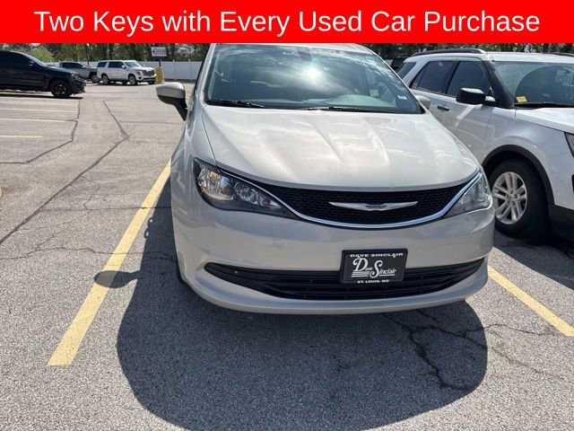 Used 2017 Chrysler Pacifica Touring w/ Tire & Wheel Group image 3