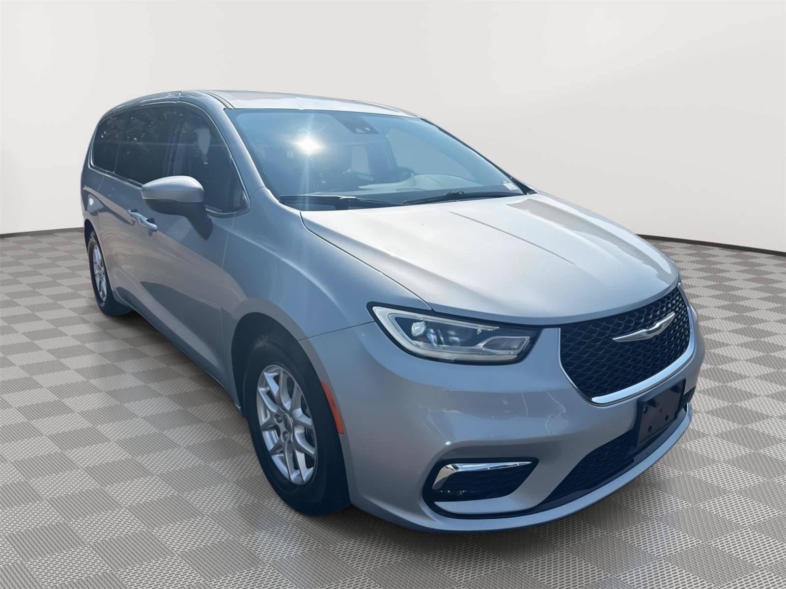 Used 2023 Chrysler Pacifica Touring-L FWD image 4