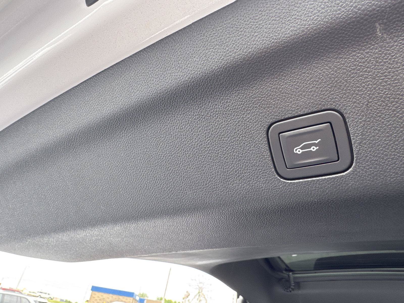 Used 2025 GMC Yukon Denali AWD/4WD image 15
