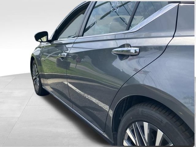 Used 2024 Nissan Altima 2.5 SV FWD image 11