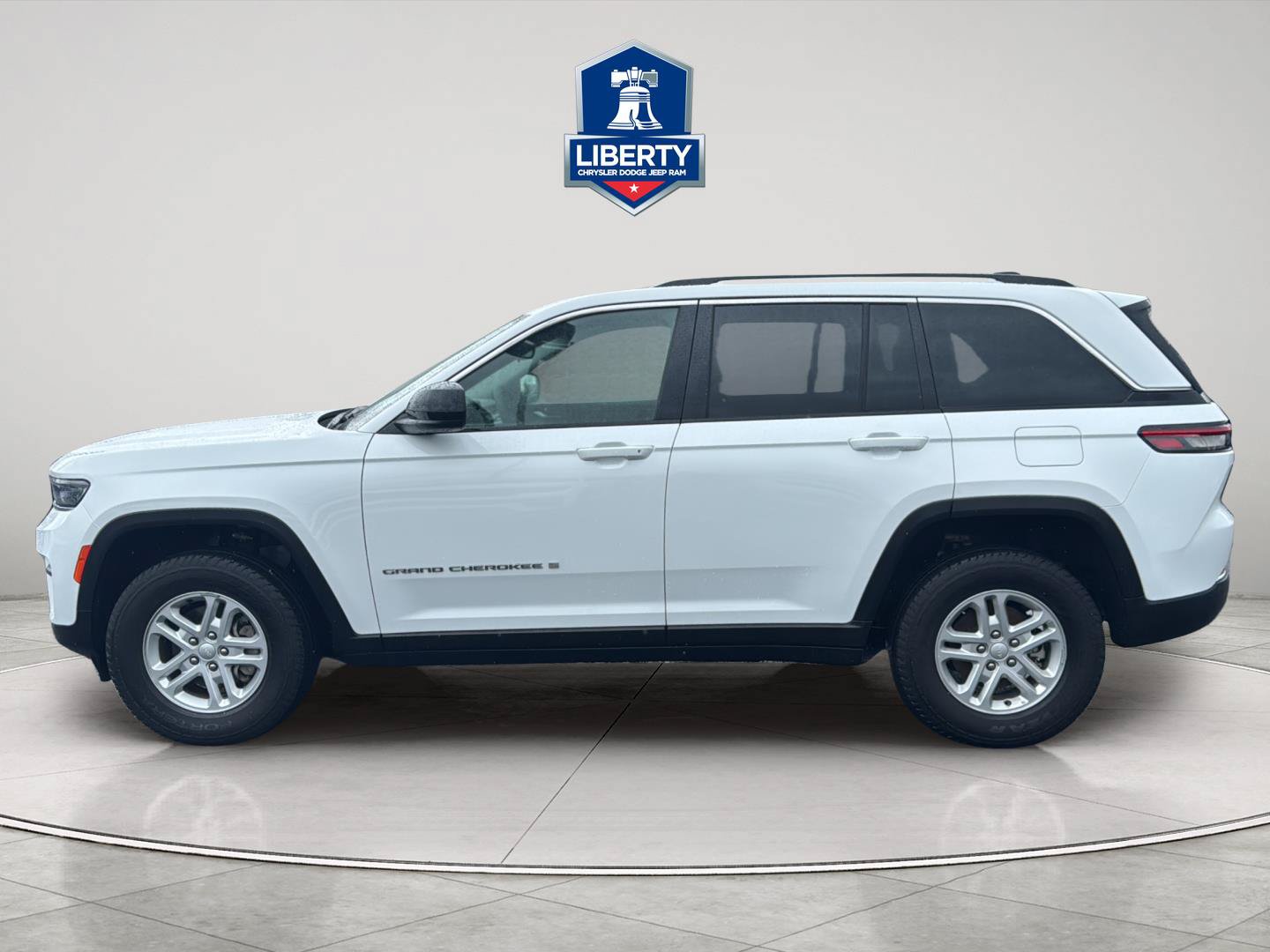 Used 2023 Jeep Grand Cherokee Laredo AWD/4WD image 5