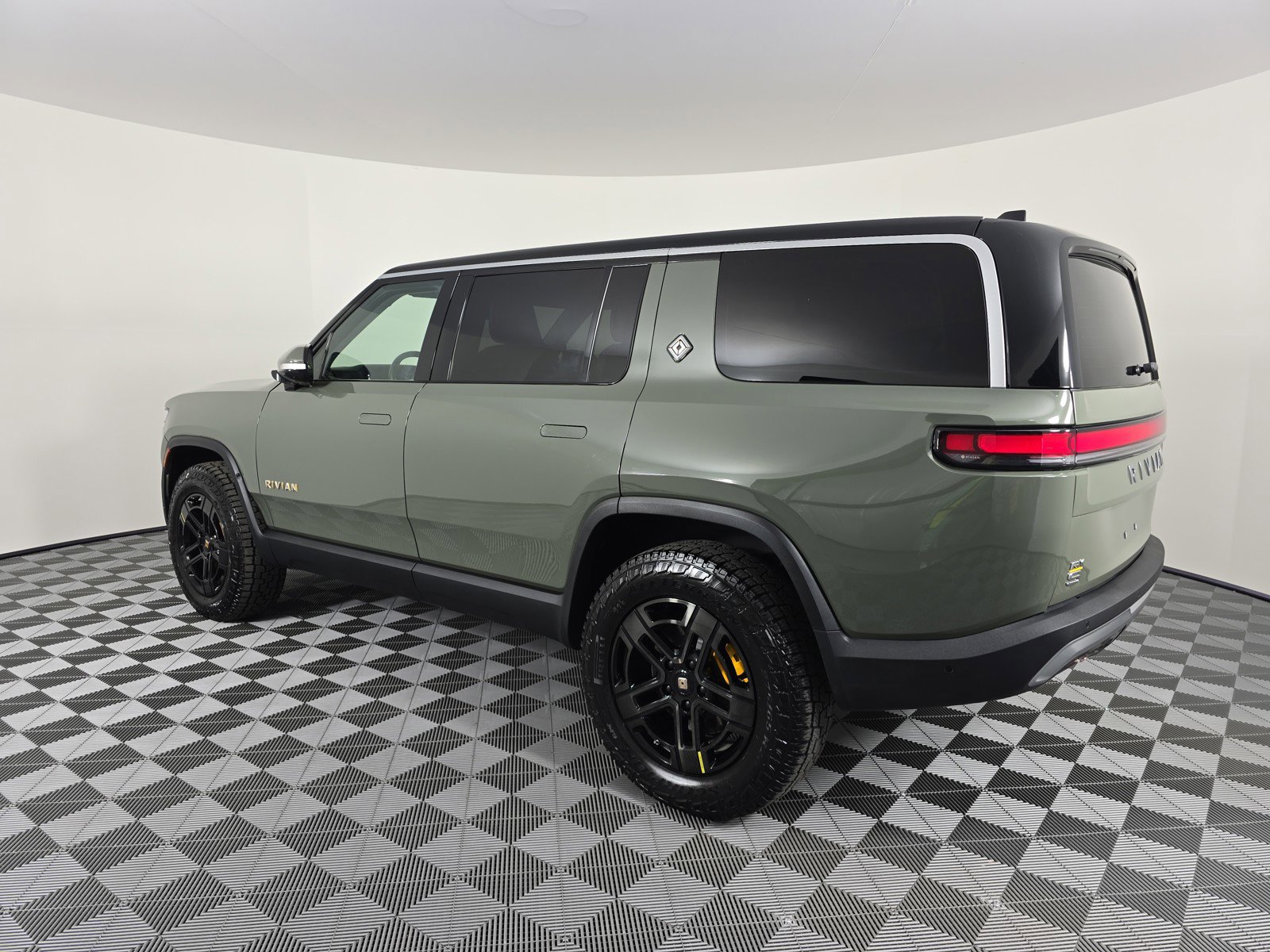 Used 2023 Rivian R1S Launch Edition image 3