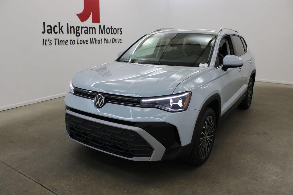 New 2026 Volkswagen Taos SE FWD image 2