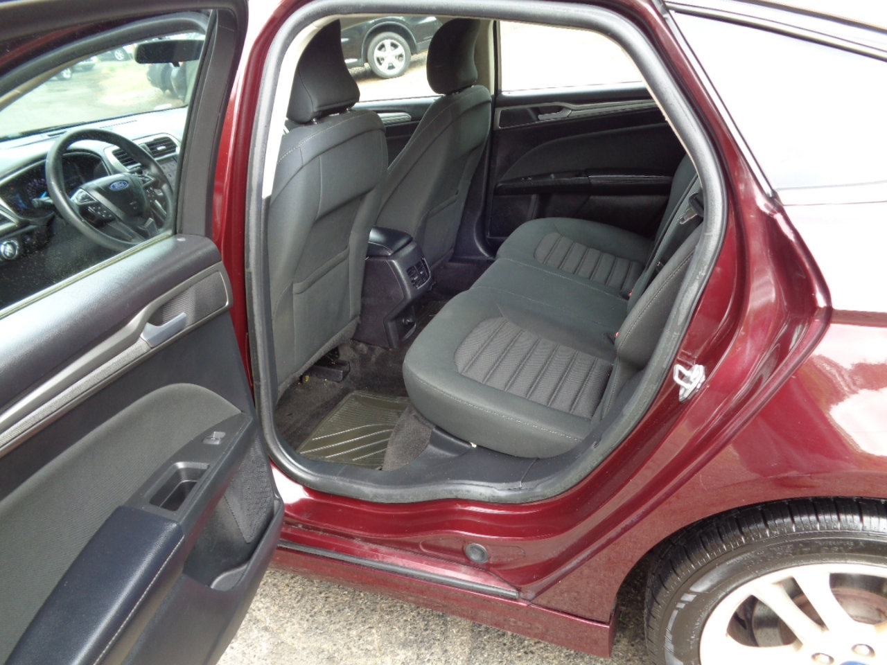 Used 2018 Ford Fusion SE w/ Fusion SE Technology Package image 15