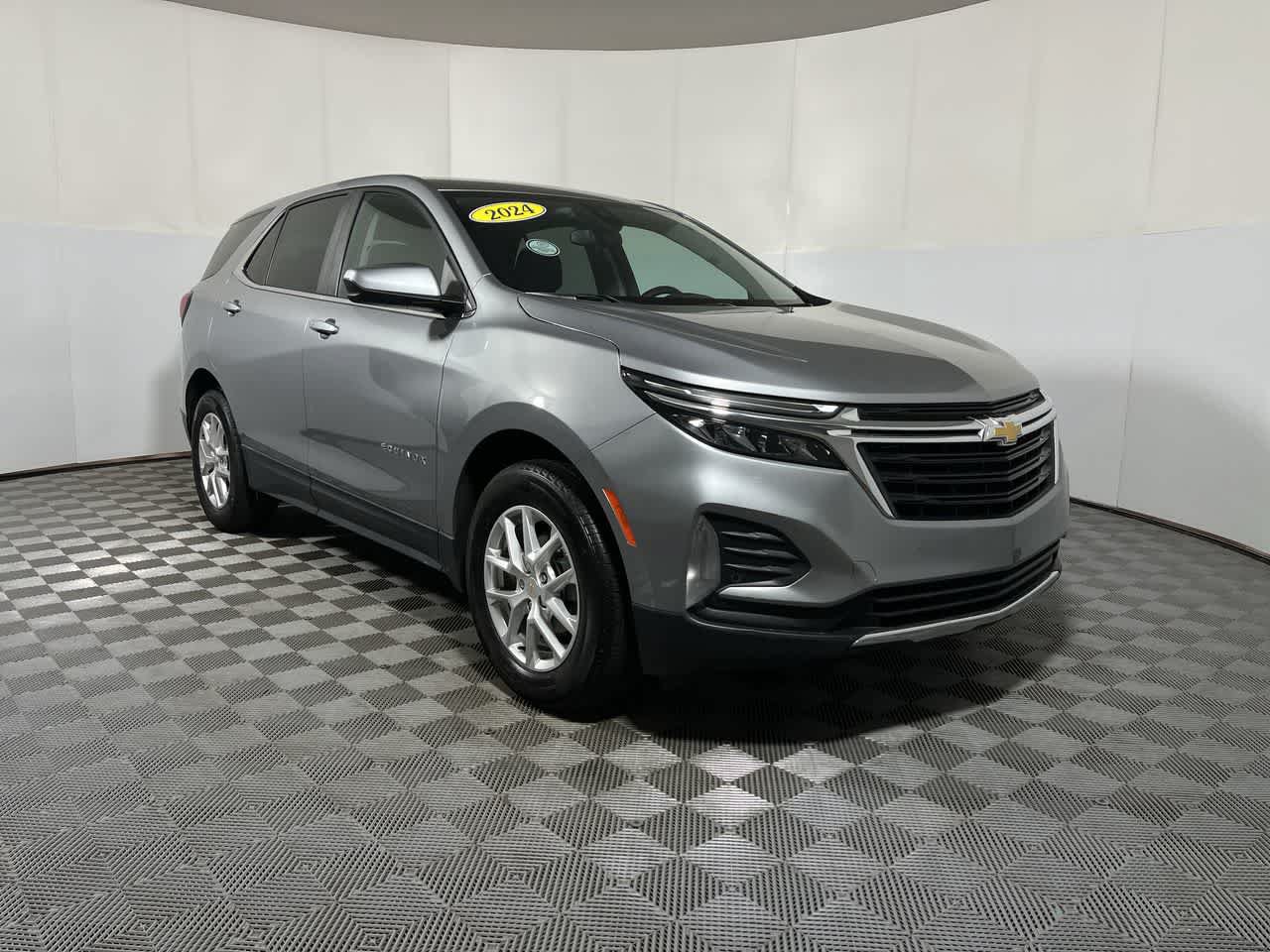 Used 2024 Chevrolet Equinox LT FWD image 2