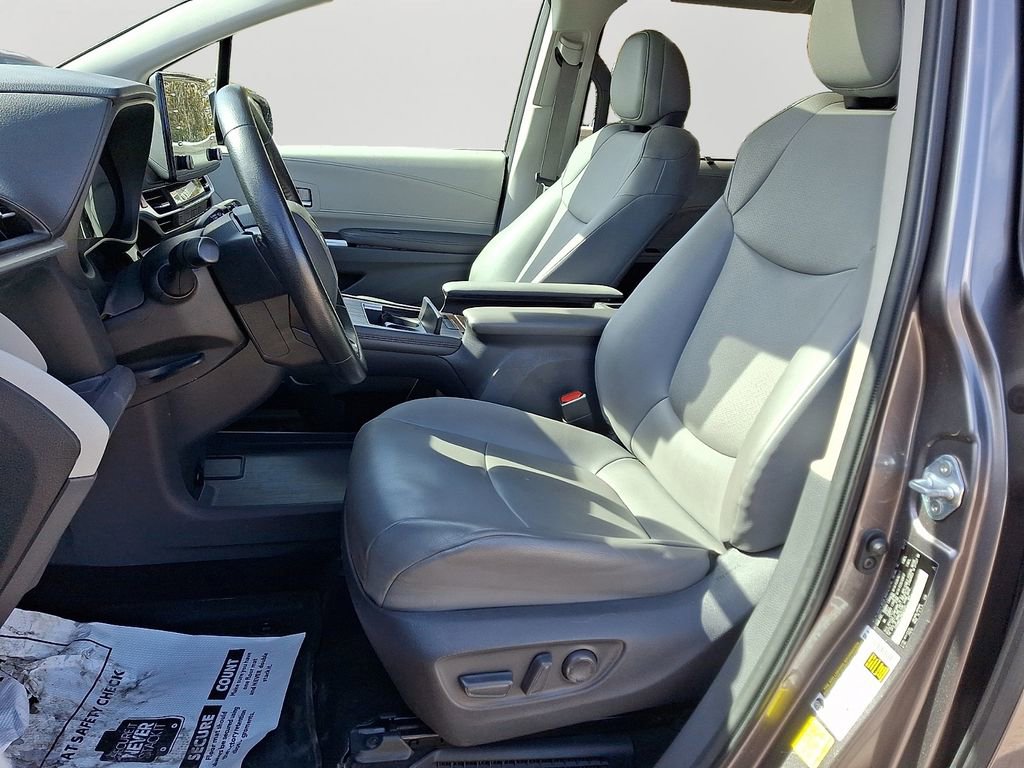 Used 2021 Toyota Sienna XLE image 15