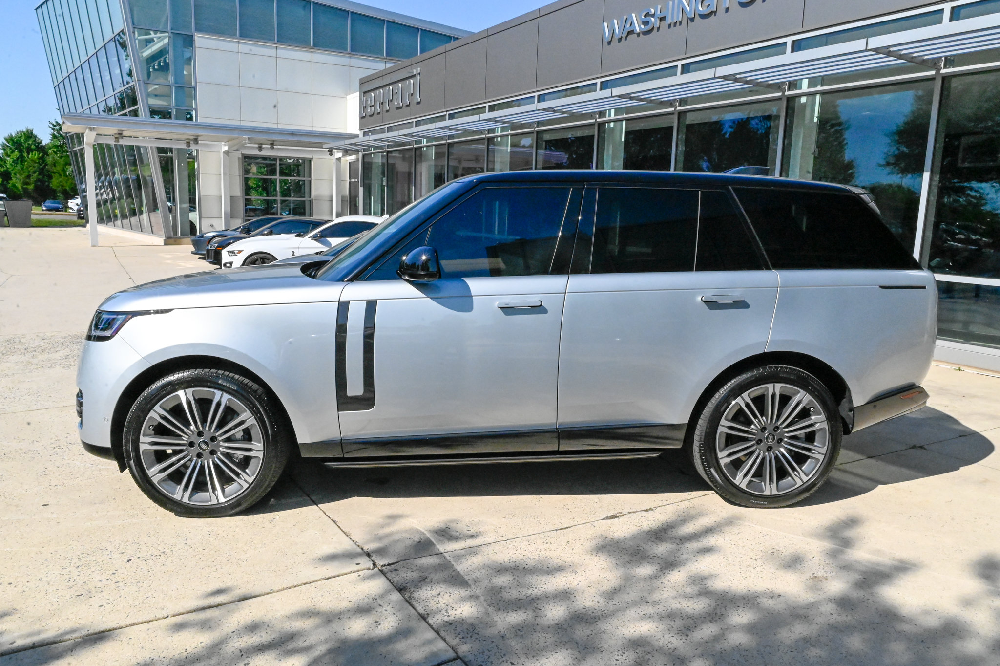 Used 2025 Land Rover Range Rover SE AWD/4WD image 8