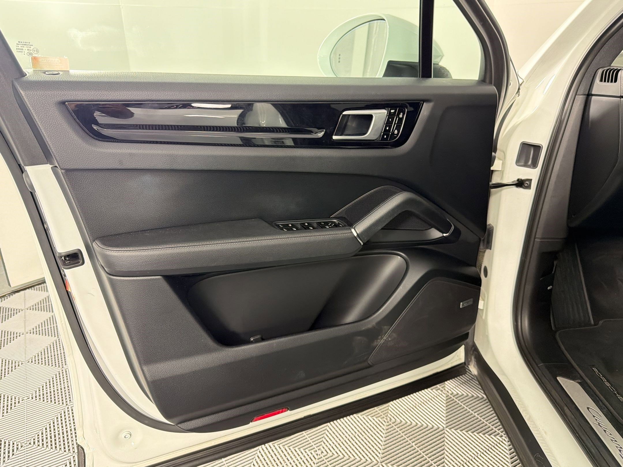 Certified 2019 Porsche Cayenne S image 29