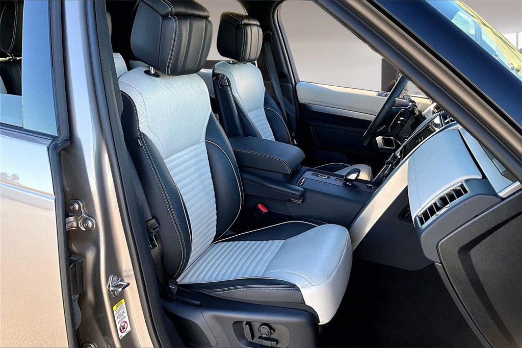 Used 2024 Land Rover Discovery Dynamic SE image 28