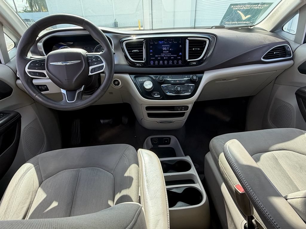Used 2017 Chrysler Pacifica Touring w/ Tire & Wheel Group FWD image 13