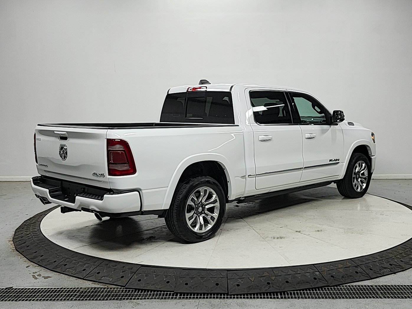 Used 2023 RAM 1500 Limited w/ Body Color Bumper Group AWD/4WD image 14