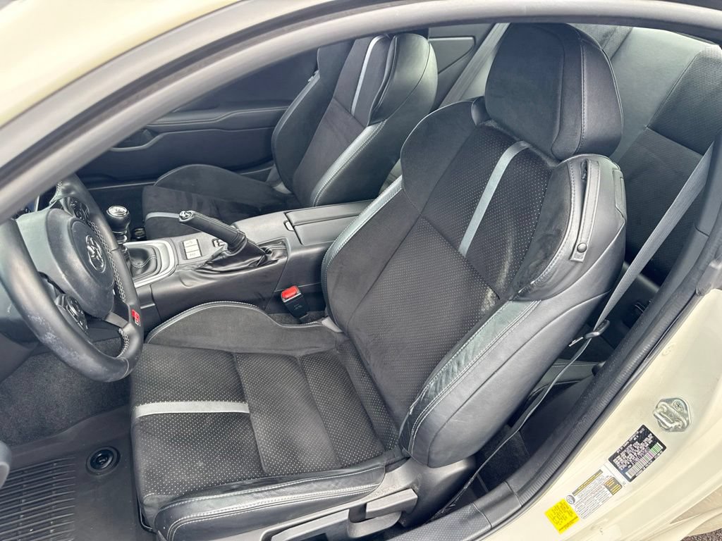 Used 2023 Toyota GR86 Premium w/ ALL Weather Mat Package (TMS) RWD image 10