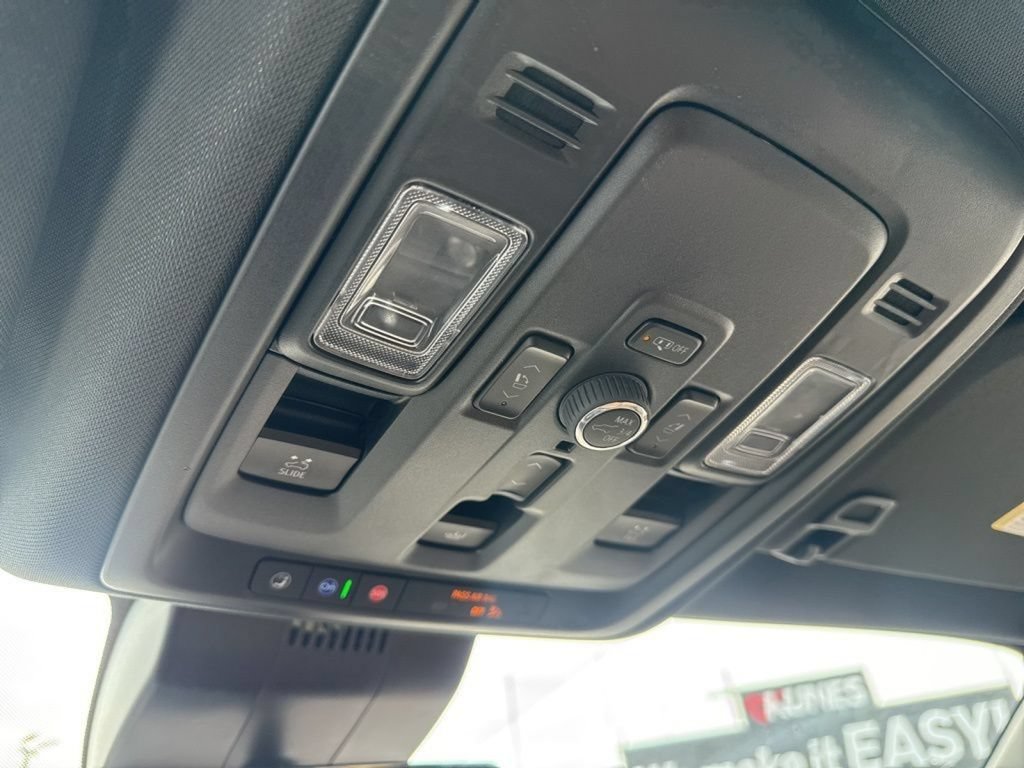Used 2025 Chevrolet Suburban High Country AWD/4WD image 33