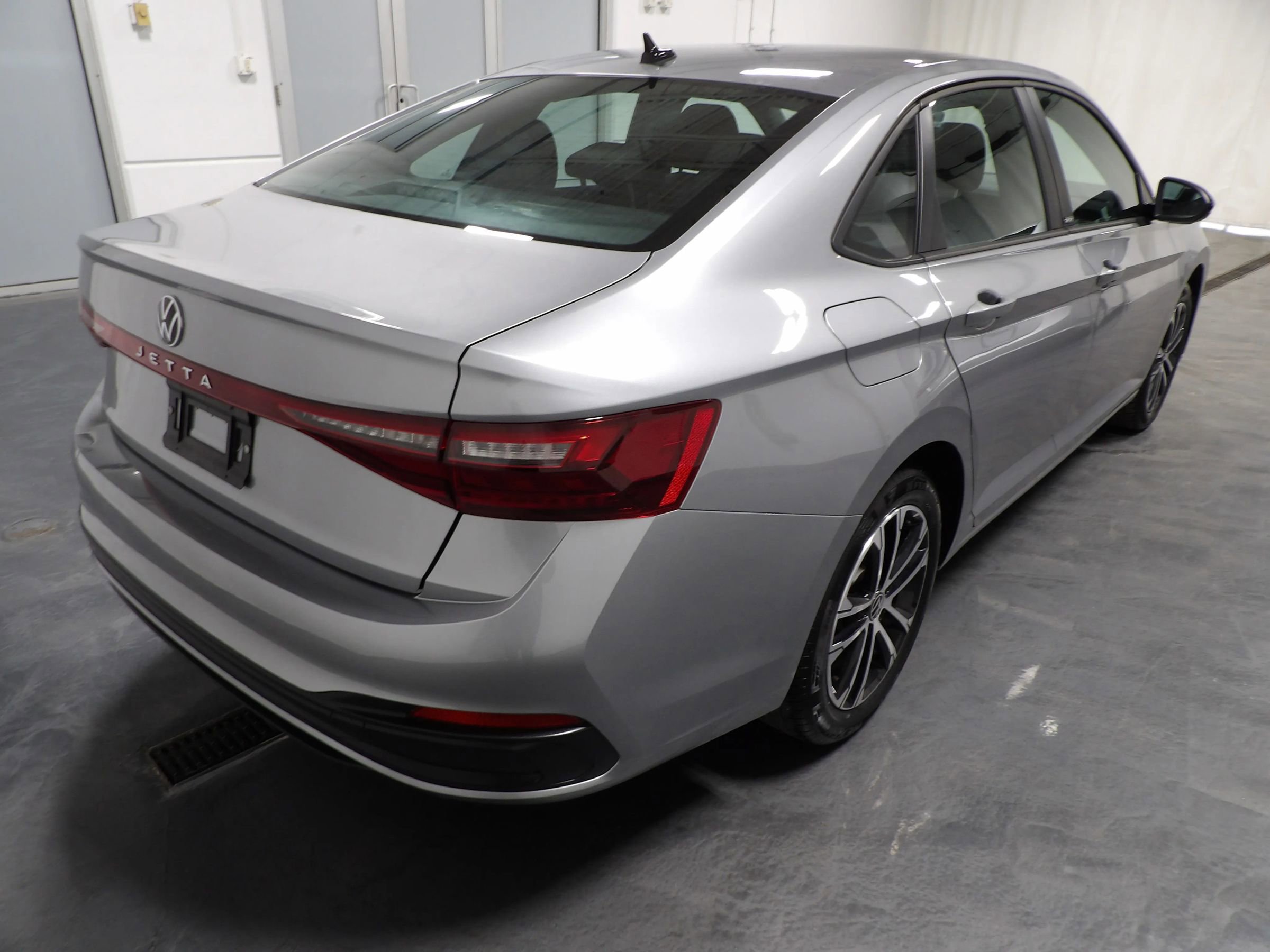 Used 2025 Volkswagen Jetta Sport image 4