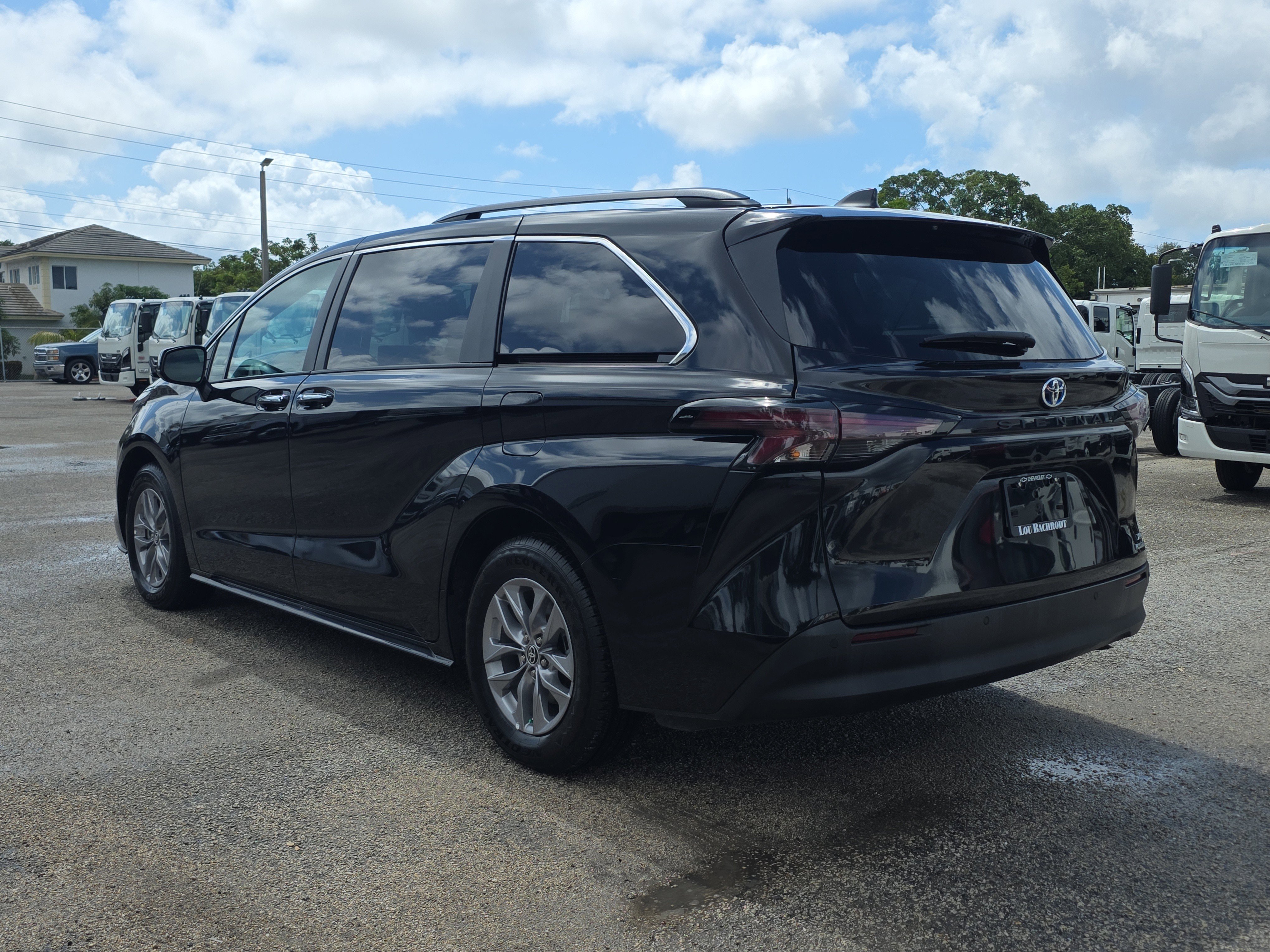 Used 2024 Toyota Sienna XLE FWD image 5
