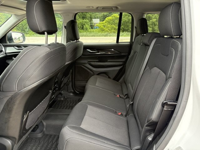 Used 2023 Jeep Grand Cherokee Laredo w/ Luxury Tech Group I AWD/4WD image 9