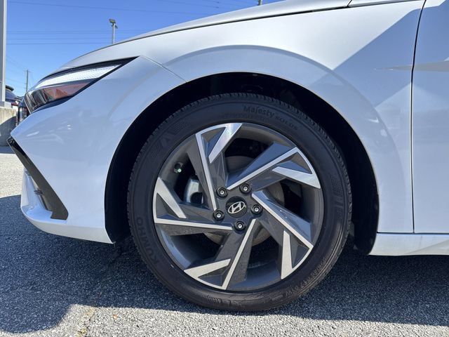 Used 2025 Hyundai Elantra SEL FWD image 11