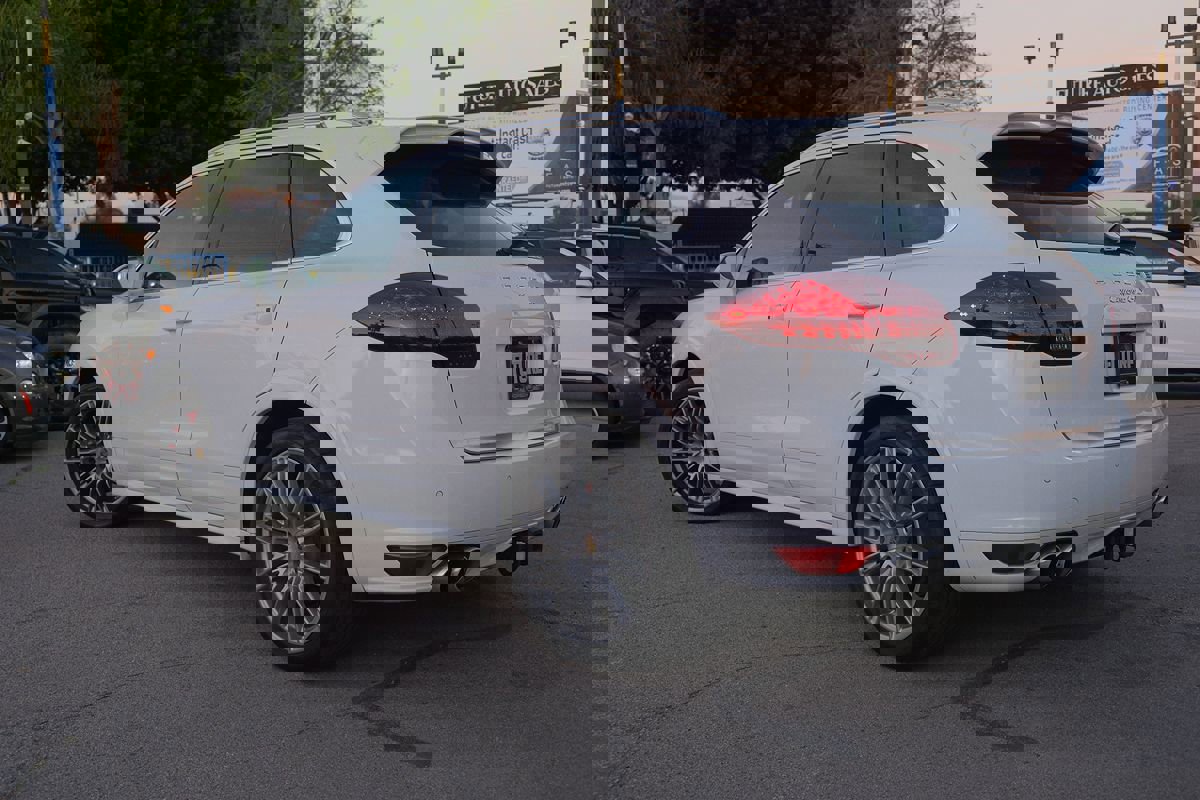 Used 2014 Porsche Cayenne GTS image 4