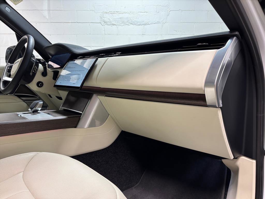 Used 2025 Land Rover Range Rover SE image 30