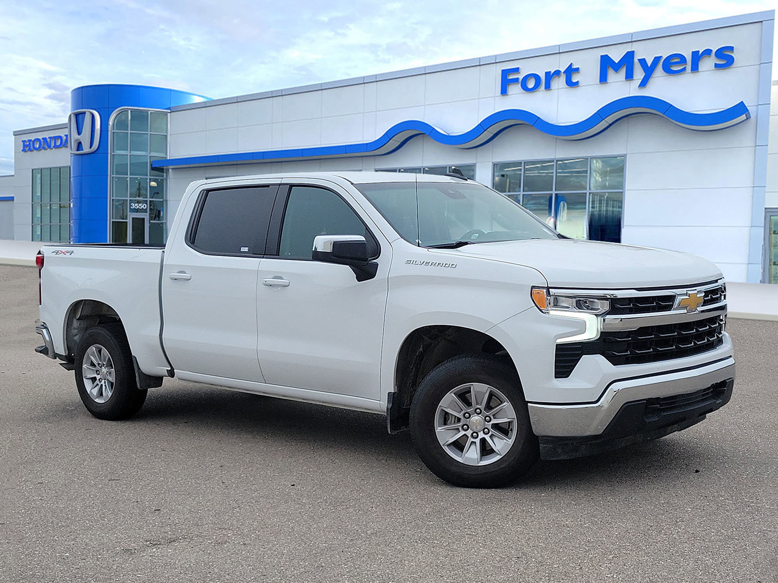 Used 2025 Chevrolet Silverado 1500 LT image 1