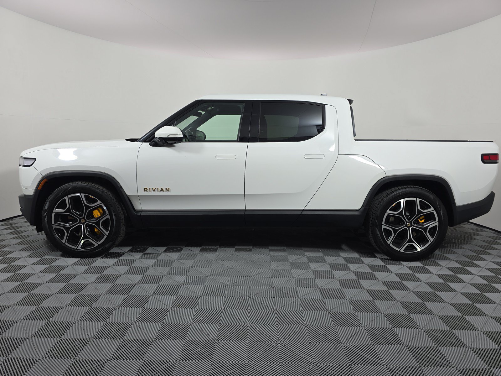 Used 2024 Rivian R1T Adventure AWD/4WD image 2