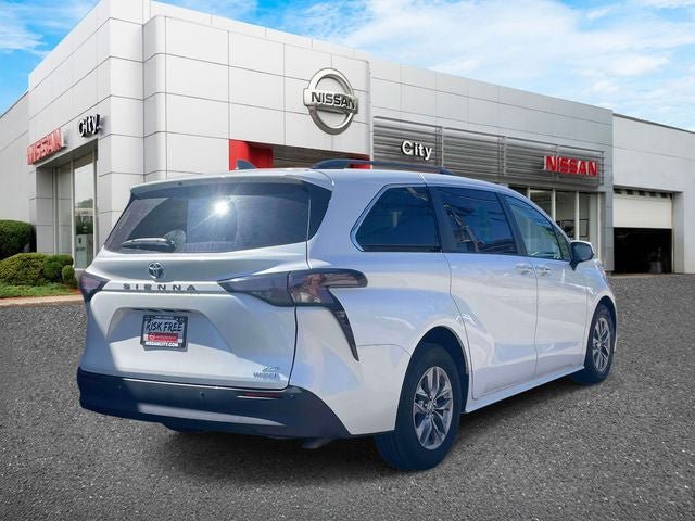 Used 2023 Toyota Sienna XLE FWD image 6