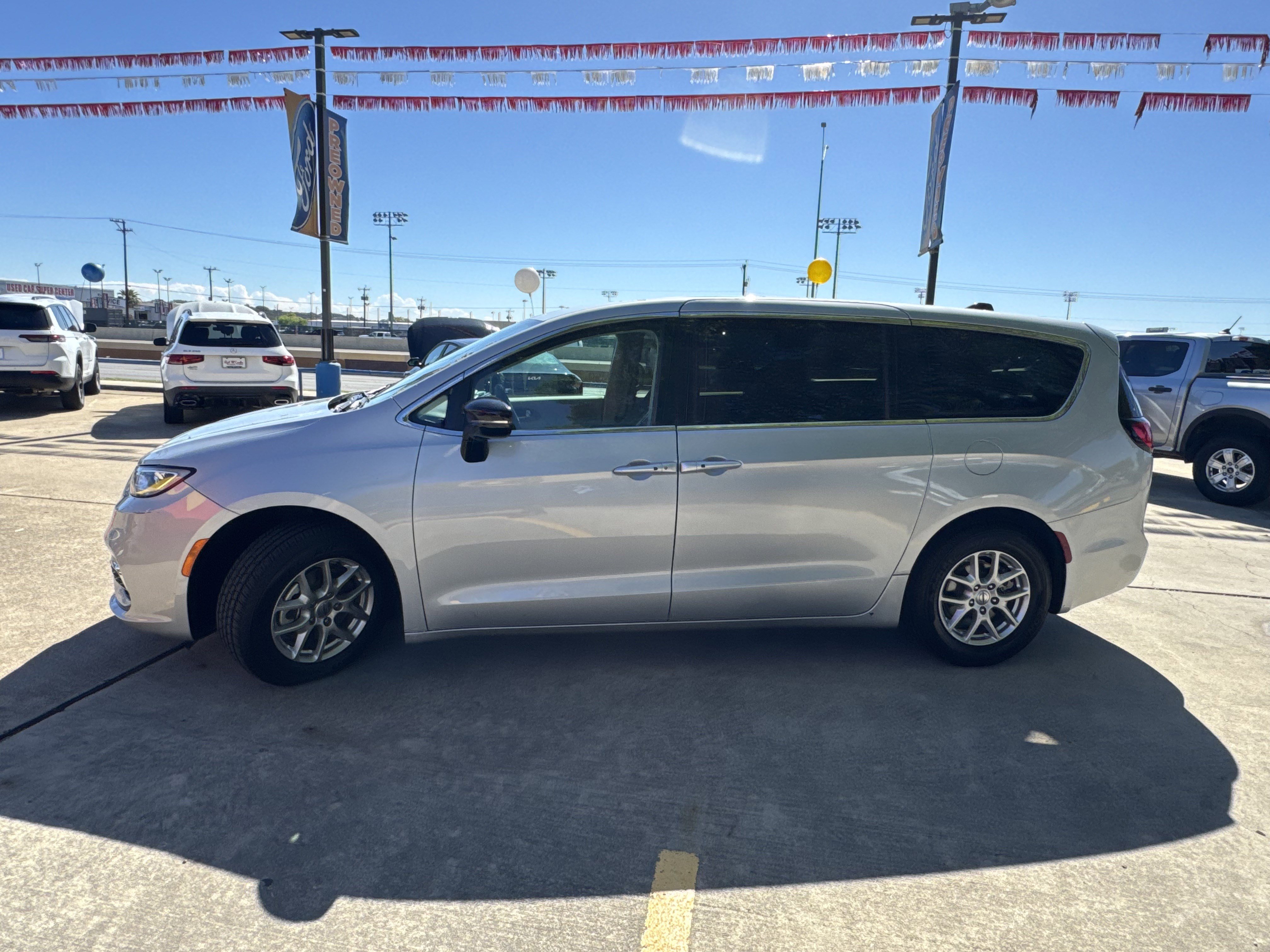 Used 2024 Chrysler Pacifica Touring-L image 10