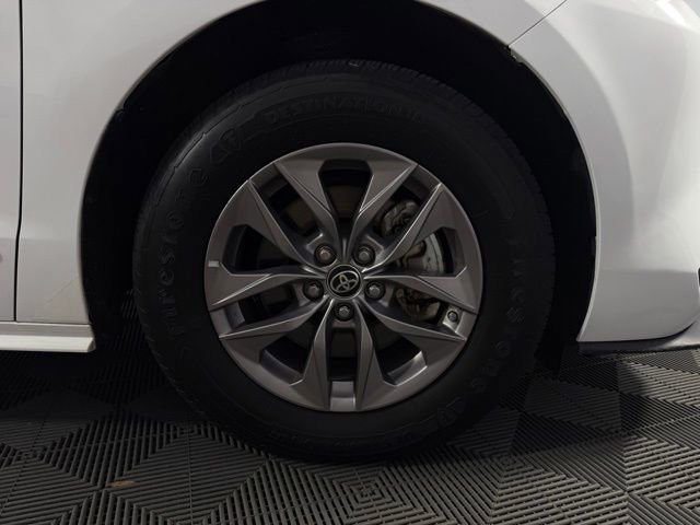Used 2021 Toyota Sienna LE FWD image 11