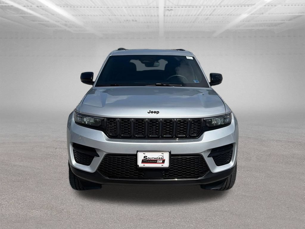 Used 2024 Jeep Grand Cherokee Altitude AWD/4WD image 9