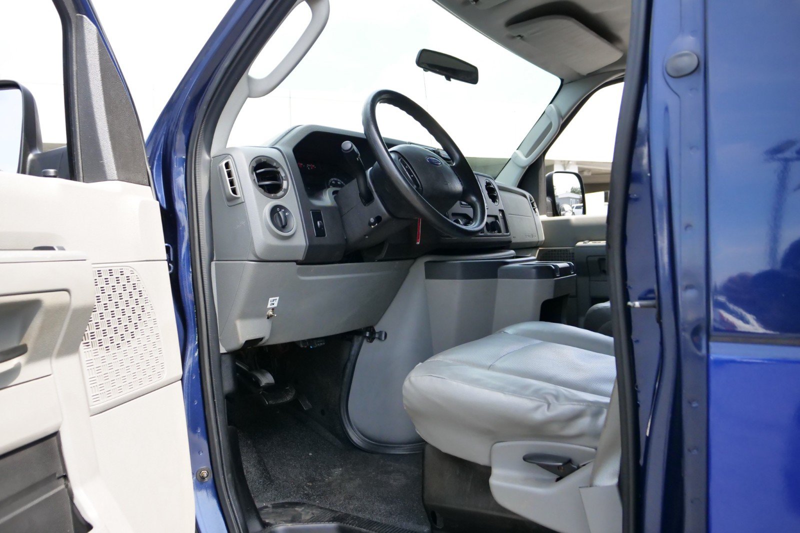 Used 2010 Ford E-250 and Econoline 250 Extended RWD image 24