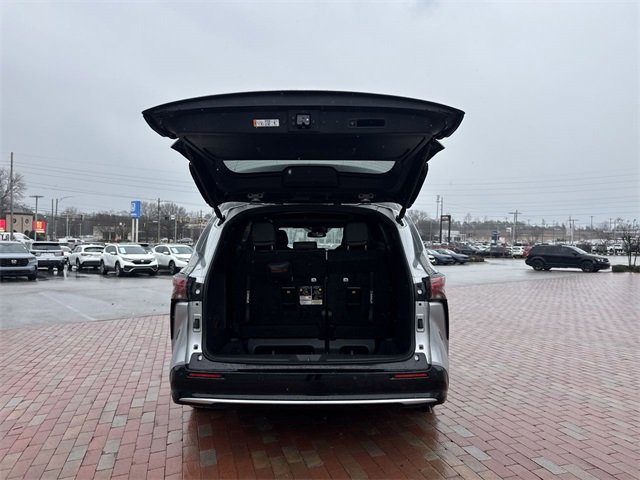 Used 2025 Toyota Sienna Platinum image 28