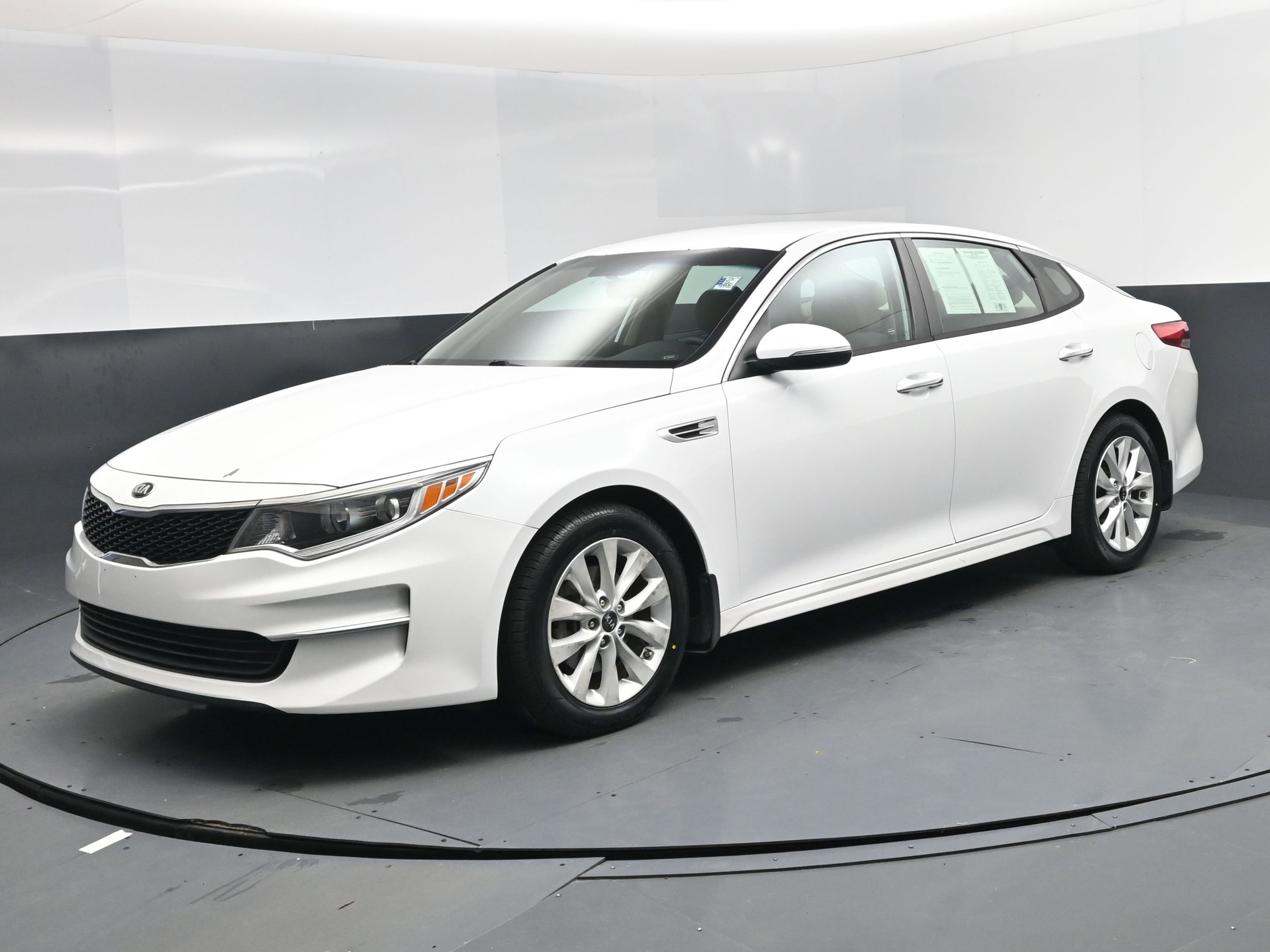Used 2018 Kia Optima LX w/ 17" Alloy Wheels Package image 1