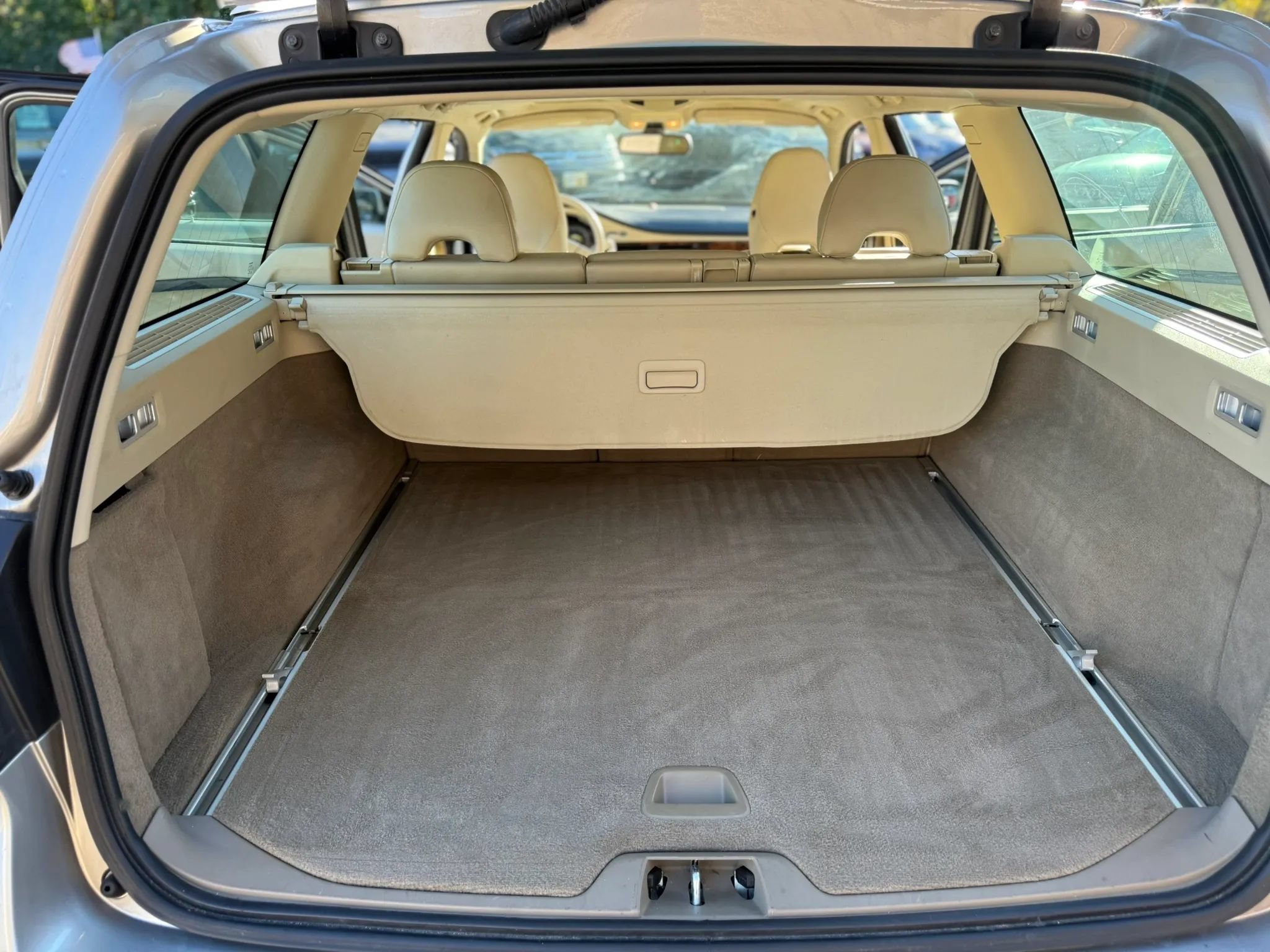 Used 2010 Volvo V70 R-Design FWD image 29