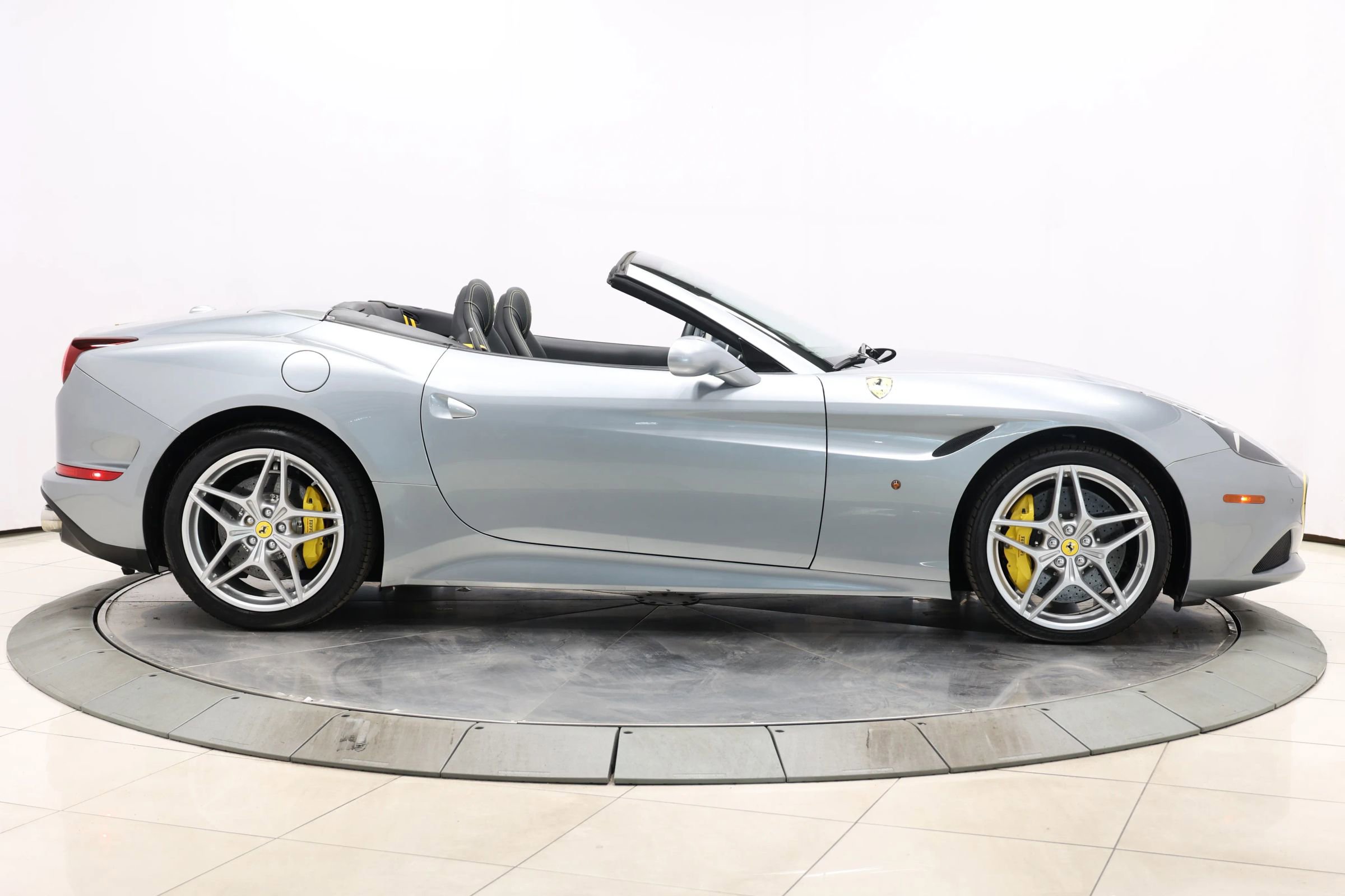Used 2015 Ferrari California T image 65