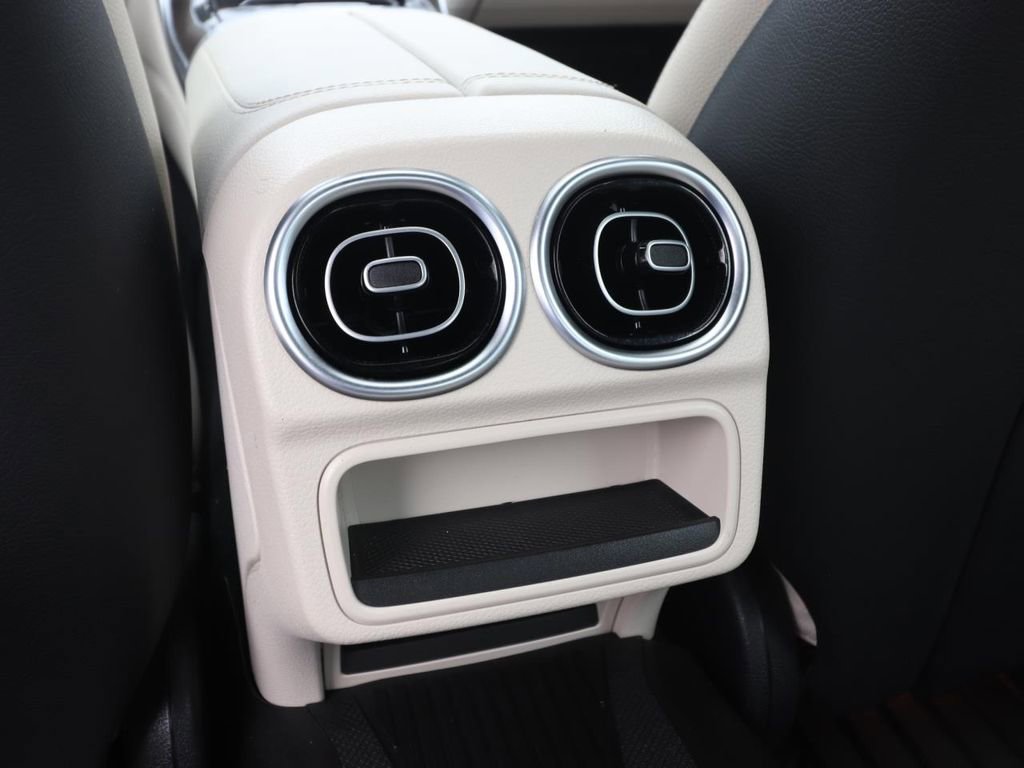 Used 2024 Mercedes-Benz C 300 Sedan image 13