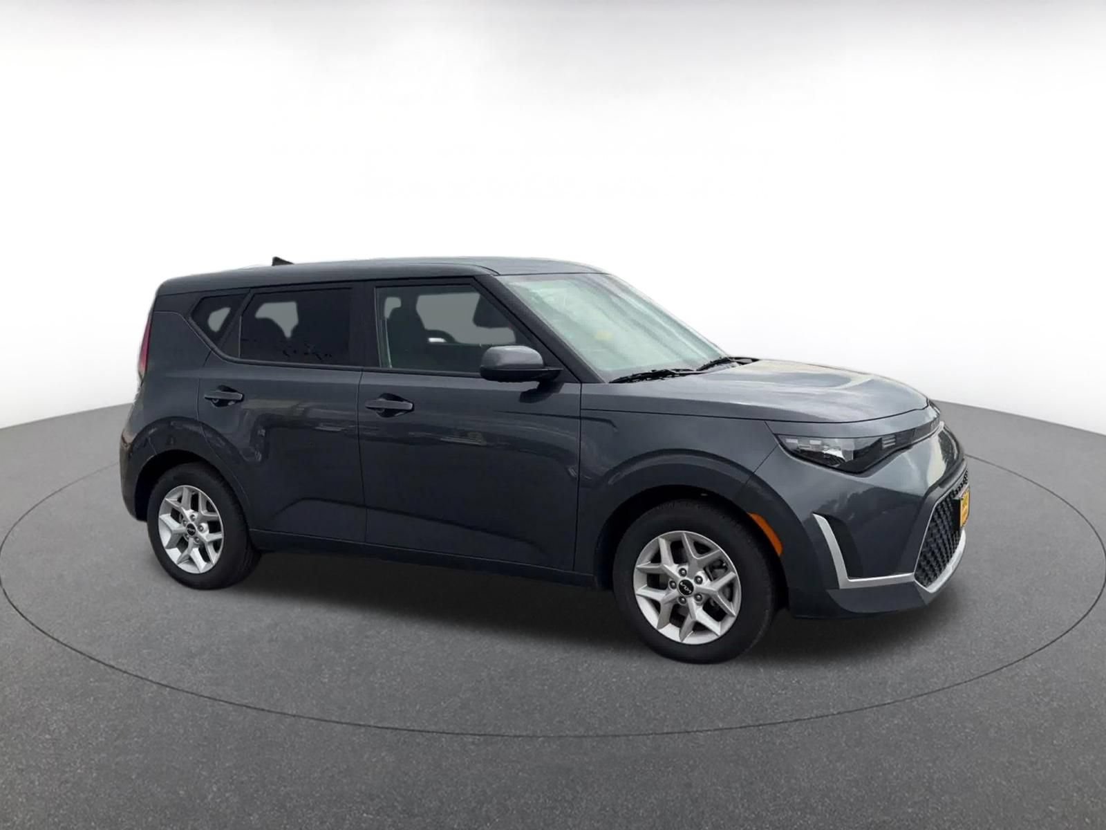 Used 2025 Kia Soul LX w/ LX Technology Package FWD image 2