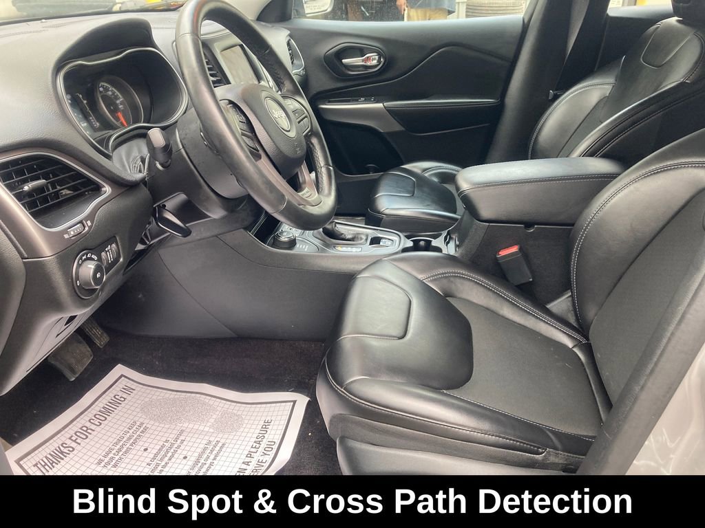 Used 2019 Jeep Cherokee Latitude Plus w/ Cold Weather Group AWD/4WD image 11