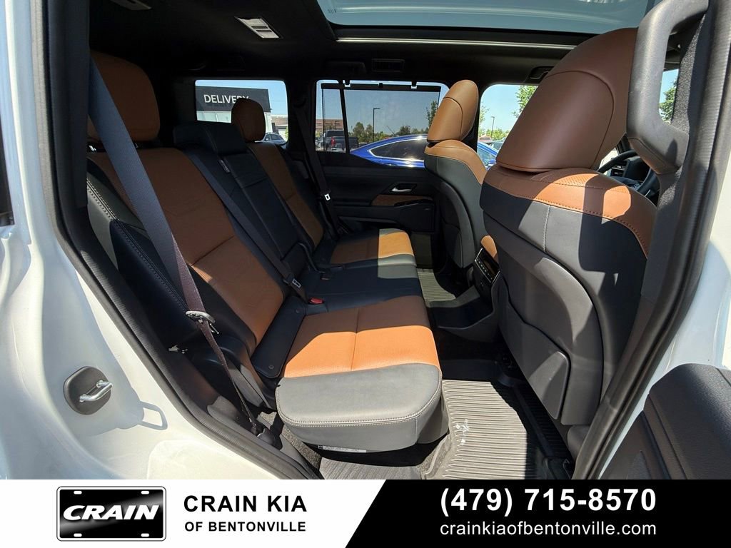 Used 2025 Lexus GX 550 w/ Accessory Package (2T) AWD/4WD image 31
