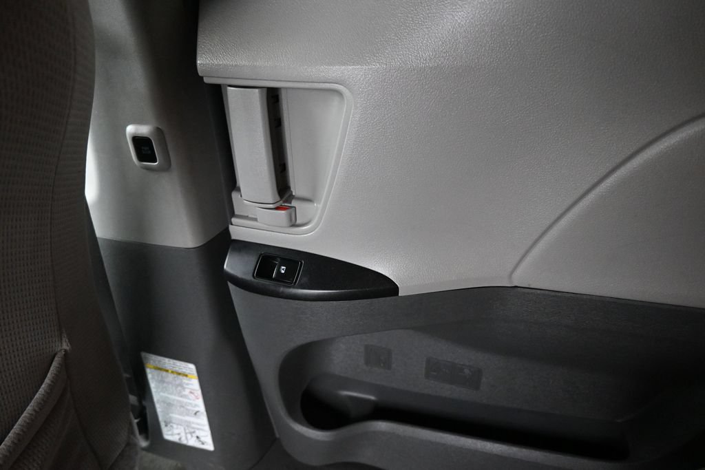 Used 2018 Toyota Sienna LE w/ Carpet Mat Package FWD image 33