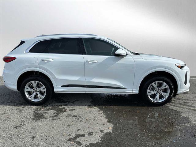 Used 2025 Audi Q5 Premium w/ Convenience Package image 2