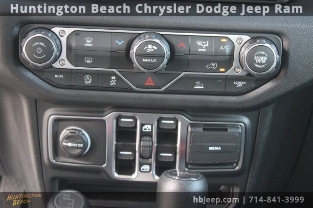 Used 2025 Jeep Gladiator Sport image 24