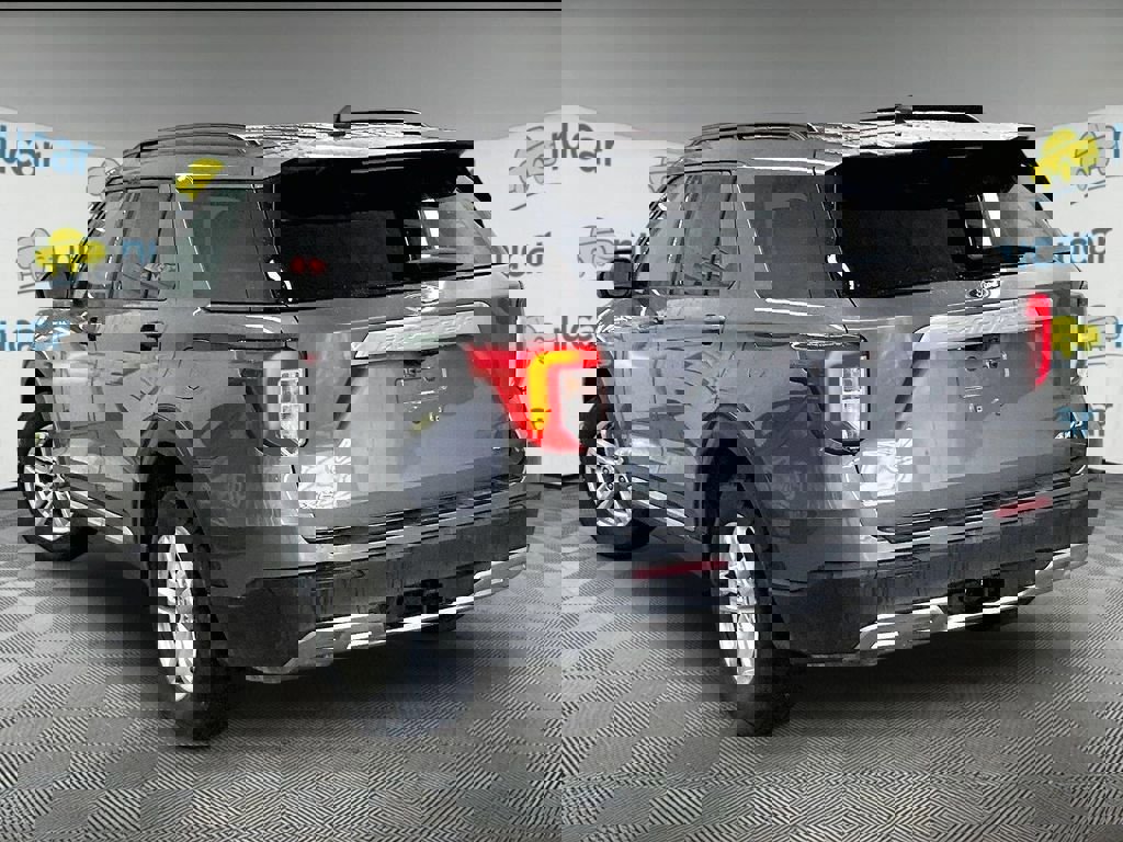 Used 2021 Ford Explorer XLT w/ Equipment Group 202A image 4