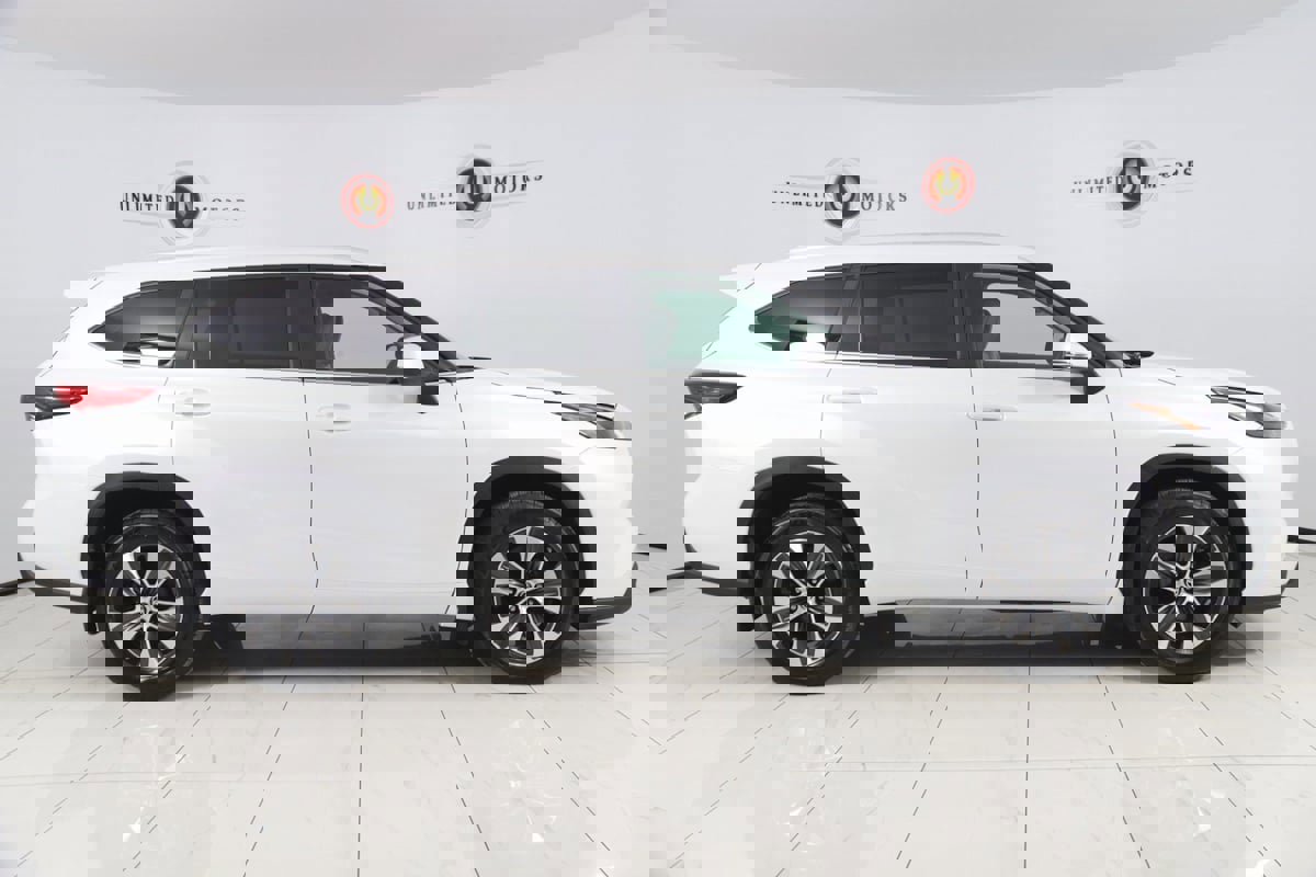 Used 2023 Toyota Highlander XLE image 2